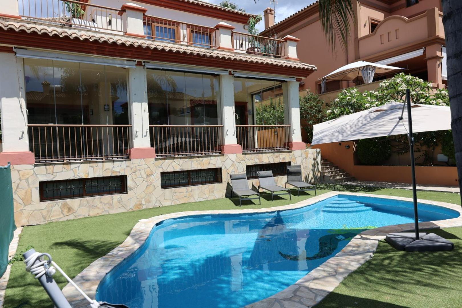 Precioso - Piscina- Garaje Privado- Jardin Сasa de vacaciones Marbella