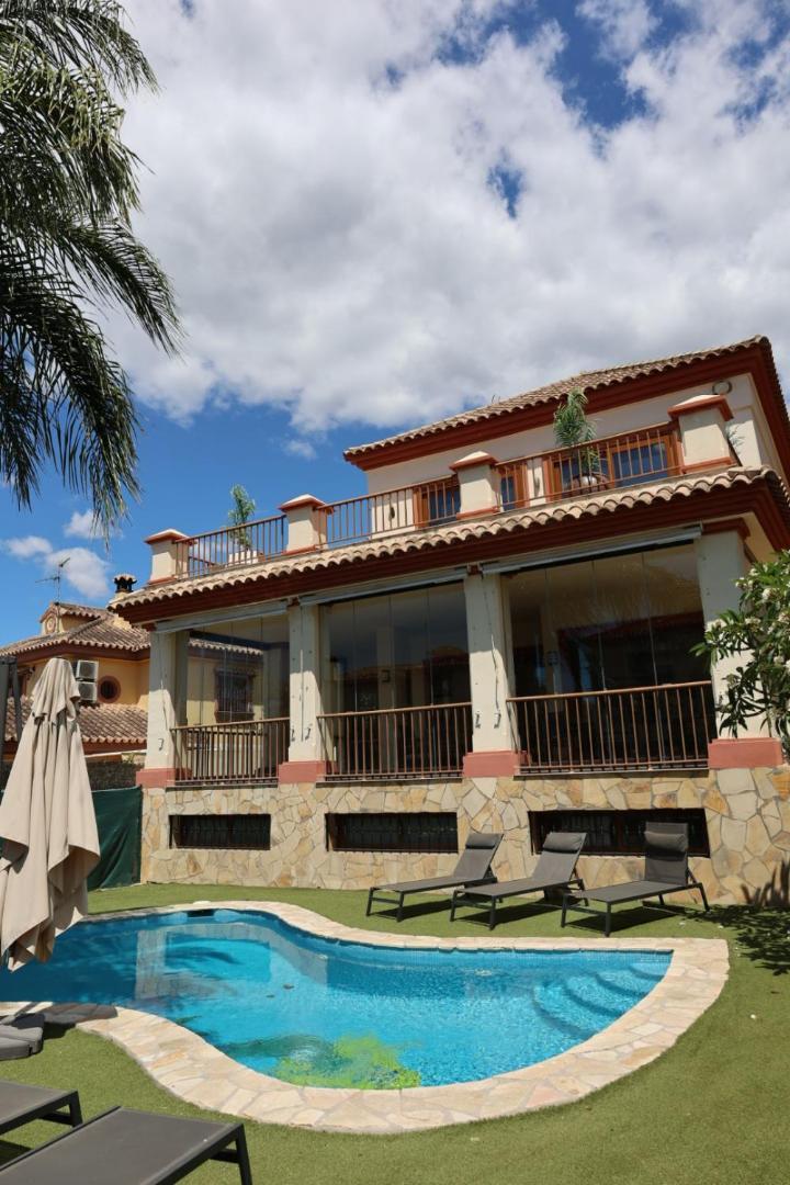 Precioso - Piscina- Garaje Privado- Jardin Сasa de vacaciones *