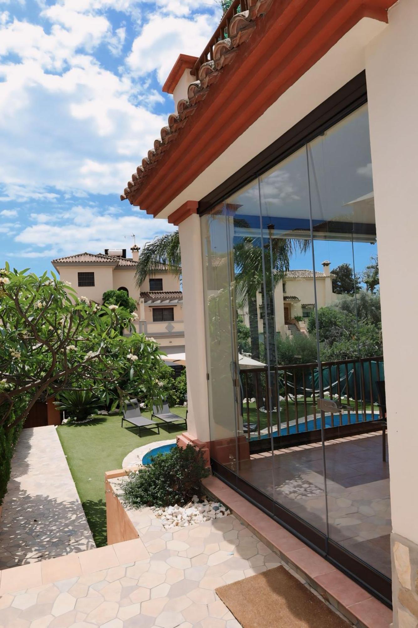 Precioso - Piscina- Garaje Privado- Jardin Сasa de vacaciones *