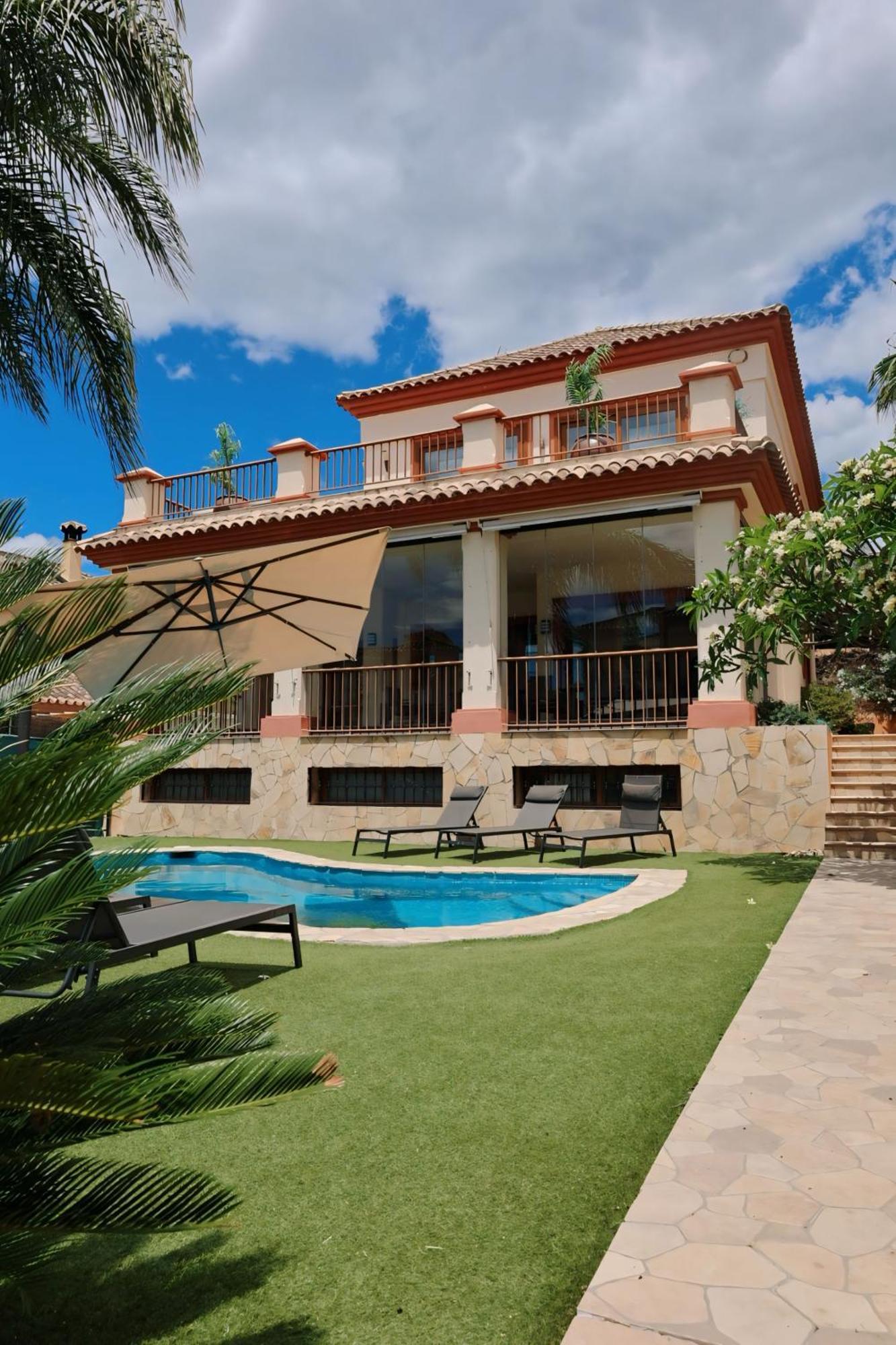 Precioso - Piscina- Garaje Privado- Jardin Сasa de vacaciones Marbella