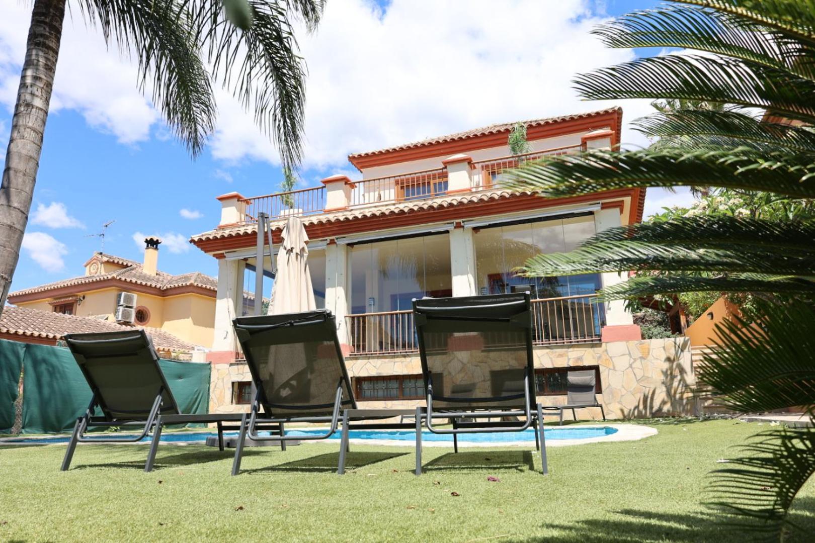 Precioso - Piscina- Garaje Privado- Jardin Сasa de vacaciones